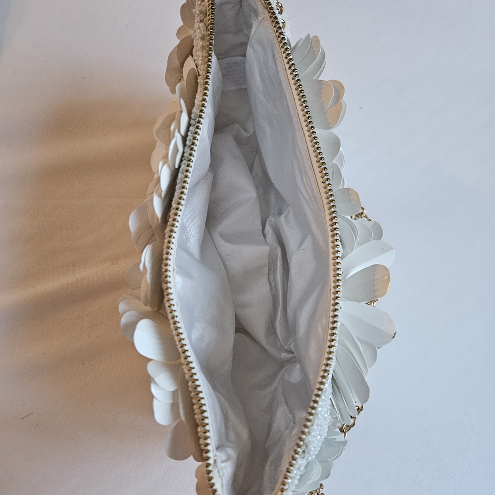 White Floral Beaded Chain Hand Made Shoulder Bag - Picture 3 of 4